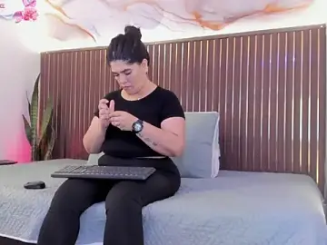 HoneyMilf_  live sex cam