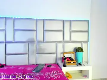 LovelyNickii  live sex cam