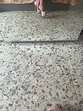 Giulia28  live sex cam