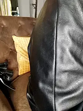 DIVAZARAHLEATHER  live sex cam