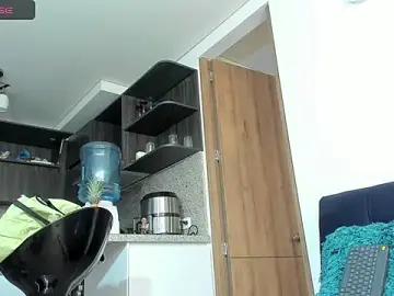 Bessie32  live sex cam