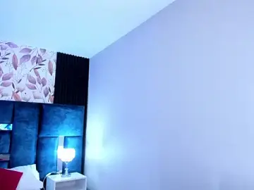Larabrooks  live sex cam