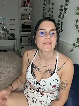 Julieeee75  live sex cam