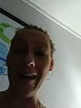 Hazelnut_88  live sex cam