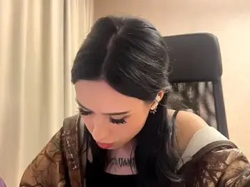 CarolineLamb  live sex cam