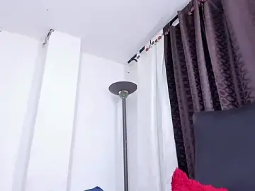 Miaroberts69  live sex cam