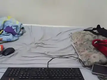 Squirtiebitch  live sex cam