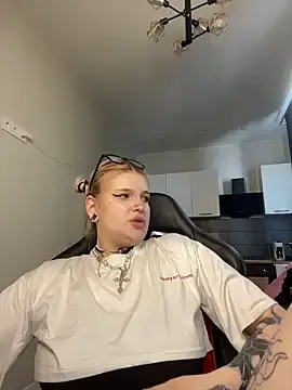 DriveThruCiri  live sex cam