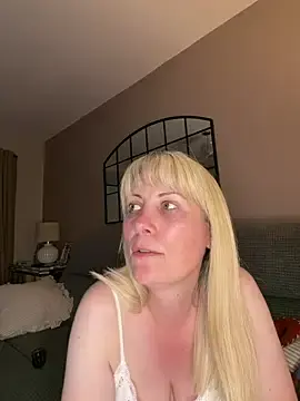 Blonde-BrookeX  live sex cam