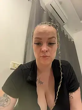 WaitingLucia  live sex cam