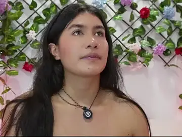 SaraBow  live sex cam