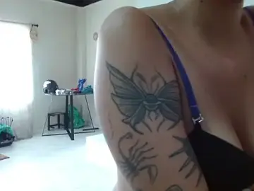 AlinaWoolf_  live sex cam