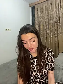LucyVixxen  live sex cam
