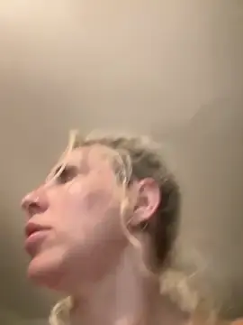 Blonde-bimbo  live sex cam