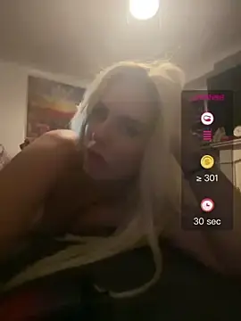 Blonde-bimbo  live sex cam