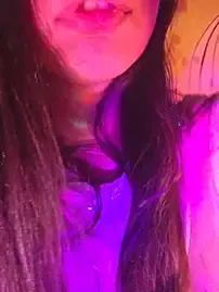 Aloneathome  live sex cam