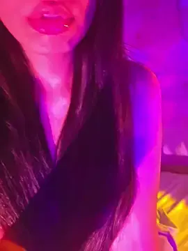 Aloneathome  live sex cam