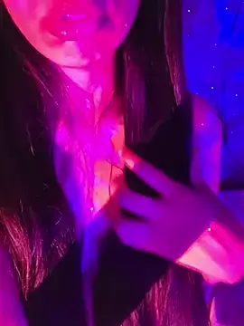Aloneathome  live sex cam