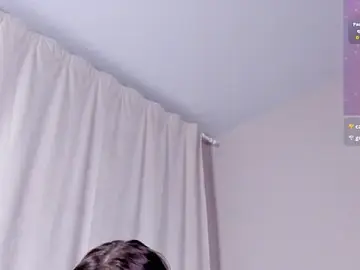 Emmelieflorence  live sex cam