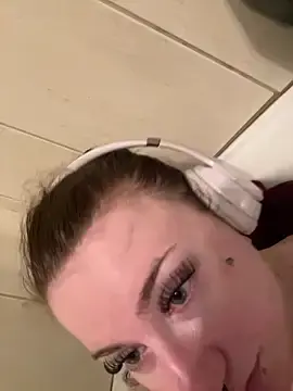 Sluttysmiley  live sex cam