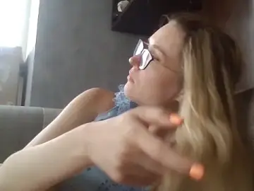 Jugira  live sex cam