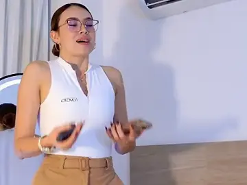 SaraVoyer  live sex cam