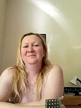 Blondyaguar  live sex cam