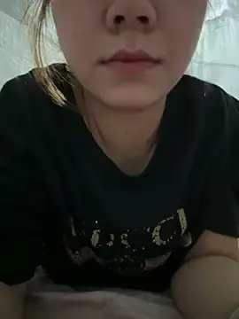 Nhungbaby12  live sex cam