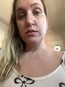 Bia_sexynovaes  live sex cam