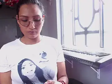 Leah-666  live sex cam