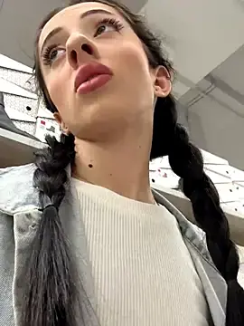 Yesmoree  live sex cam