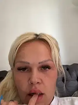 BlondeMilfXo  live sex cam