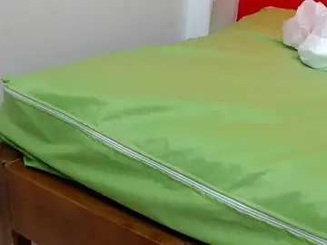 Vanesalatina18  live sex cam