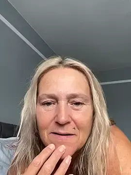Blondnboujee53  live sex cam