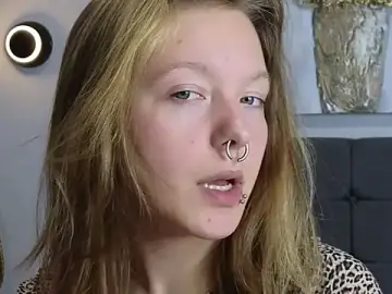 LauraLowe  live sex cam