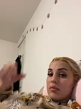 Giullya_xx  live sex cam