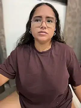 CurlyGirl_1  live sex cam