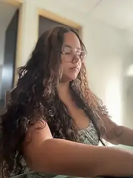 CurlyGirl_1  live sex cam