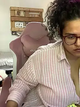 Curvydesifromgermany  live sex cam