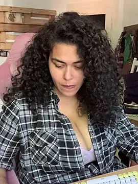 Curvydesifromgermany  live sex cam