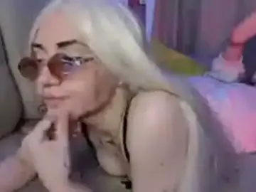 JohnsieNovitske  live sex cam