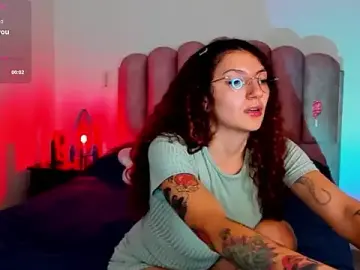 Nicollsan33  live sex cam