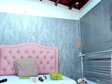 Naomidibello  live sex cam
