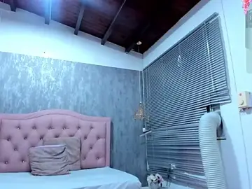 Naomidibello  live sex cam