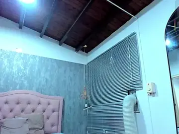 Naomidibello  live sex cam