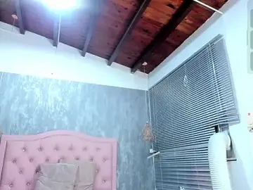 Naomidibello  live sex cam