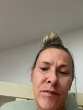 Blondi2077  live sex cam