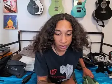 Onlystrings  live sex cam