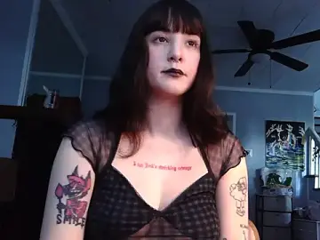 Trickylucy555  live sex cam