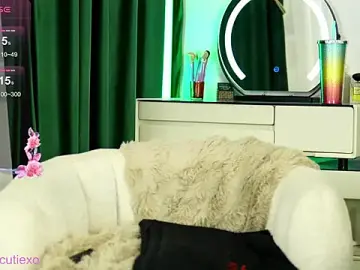 KatieCutieXooo  live sex cam